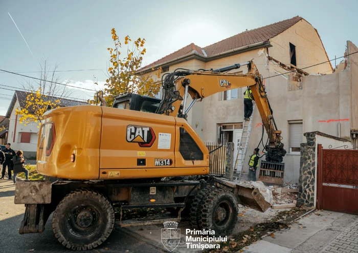 Video----------Buldozerele-Primriei-Timioara-au-nceput-s-demoleze-construciile-ilegale-clanul-Cldra-primul-vizat-
