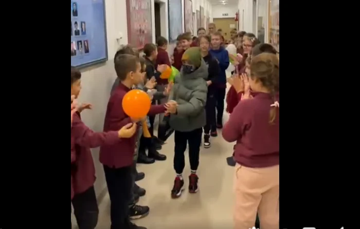 Video----------Cum-a-fost-primit-de-colegi-un-copil-bolnav-de-cancer-revenit-la-coal-dup-o-perioad-grea-de-tratamente