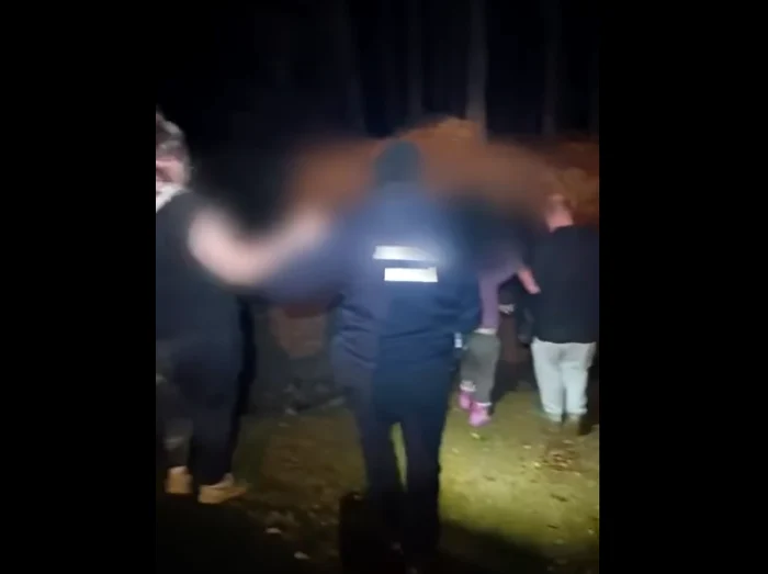 Video----------Doi-copii-olandezi-i-mama-acestora-salvai-de-jandarmii-montani-dup-ce-au-rmas-blocai-ntr-o-zon-accidentat-din-Munii-Ortiei