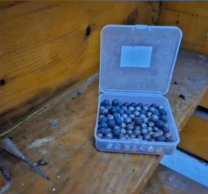 Video----------Individ-pus-sub-control-judiciar-pentru-maltratarea-unei-pisici-Ustensilele-gsite-de-poliiti-pe-care-le-folosea-pentru-chinuirea-animalelor