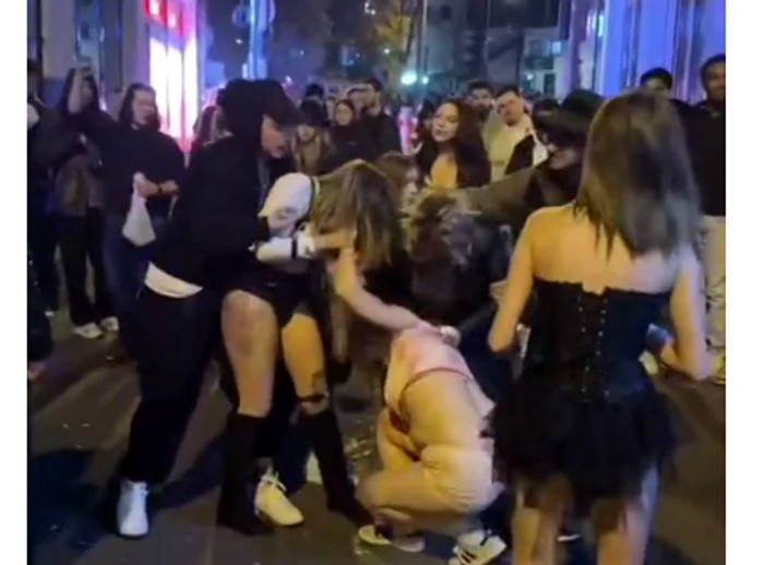 Video----------Mai-multe-fete-mbibate-n-alcool-s-au-luat-la-btaie-cu-pumni-i-picioarele-de-Halloween-i-au-smuls-hainele-de-pe-ele