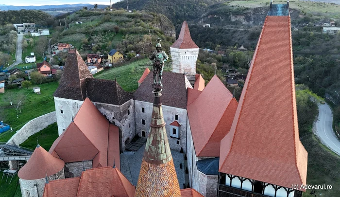 Video----------Misterioasa-statuie-a-lui-Ioan-de-Hunedoara-ridicat-de-pe-cel-mai-nalt-turn-al-Castelului-Corvinilor-Cum-a-ajuns-acolo---