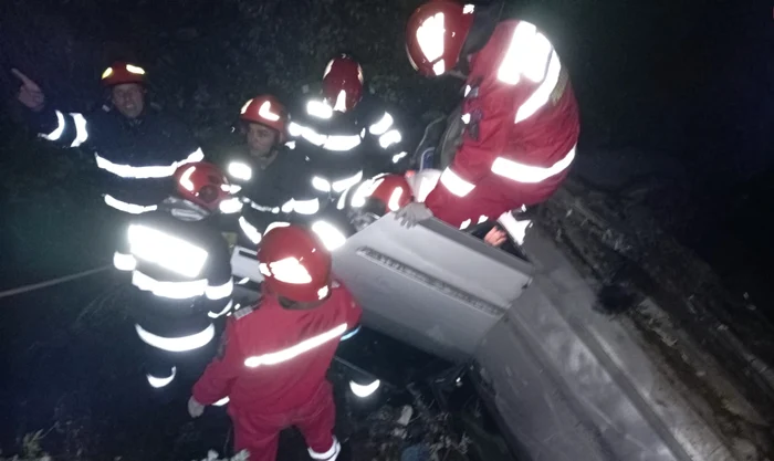 Video----------O-main-s-a-rsturnat-ntr-un-canal-de-deversare-adnc-de-10-metri-n-Slatina-Pompierii-au-reuit-cu-greu-s-preia-una-dintre-victime