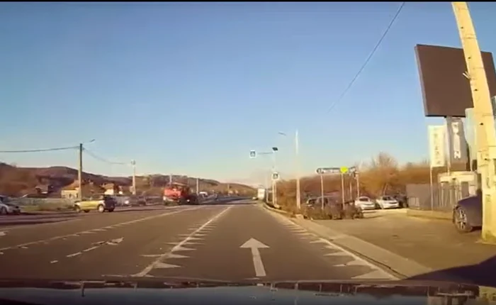 Video----------O-tnr-a-fost-spulberat-de-o-basculant-chiar-sub-ochii-logodnicului-n-timp-ce-traversa-strada-Momentul-impactului-e-cutremurtor