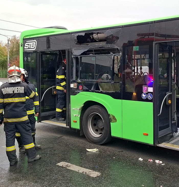 Video----------Opt-persoane-rnite-dup-un-accident-ntre-un-tramvai-i-un-autobuz-STB-n-Capital