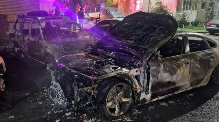 Video----------Patru-maini-mistuite-de-flcri-ntr-o-parcare-din-Ploieti-De-la-ce-a-pornit-focul