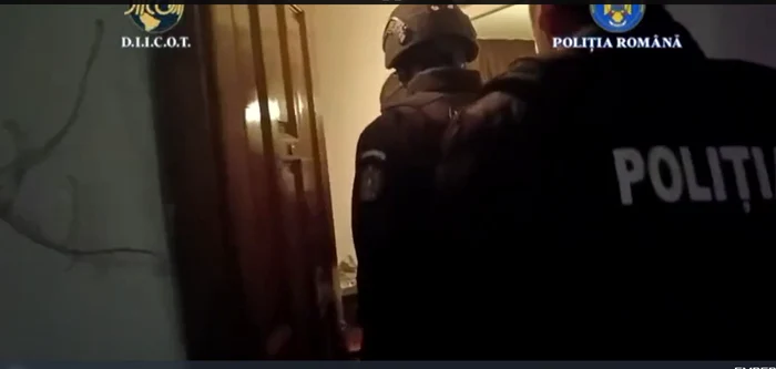 Video----------Percheziii-la-o-grupare-infracional-din-Piteti-apte-romni-i-moldoveni-suspectai-c-falsificau-acte-de-identitate-i-permise-de-conducere-Percheziii-i-n-Republica-Moldova