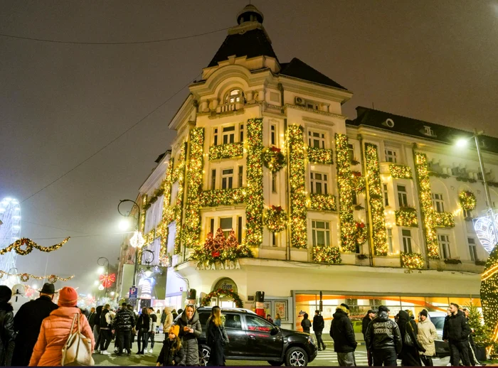 Video----------Peste-100000-de-oameni-au-participat-la-deschiderea-Trgului-de-Crciun-din-Craiova