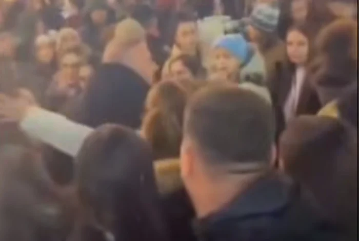 Video----------Scene-ocante-la-Trgul-de-Crciun-din-Craiova-Dou-femei-s-au-luat-la-btaie-n-mijlocul-mulimii-Deja-se-simte-spiritul-srbtorilor