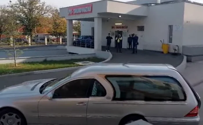 Video----------Sicriul-cu-trupul-medicului-tefania-Szabo-a-fost-depus-la-capela-Spitalul-Judeean-Buzu-Colegii-i-iau-adio-Doctoria-va-fi-nmormnt-n-Capital