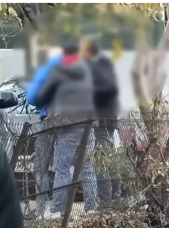 Video----------Tnr-arestat-dup-ce-a-agresat-un-livrator-cruia-a-ncercat-s-i-fure-scuterul-pe-o-strad-n-Bucureti