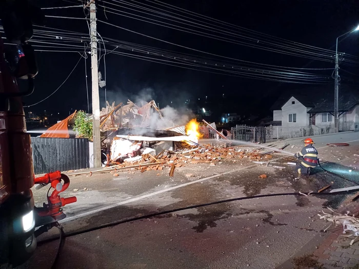 Video----------Un-brbat-a-murit-prins-sub-drmturi-dup-o-explozie-urmat-de-un-incendiu-Casa-distrus-n-totalitate