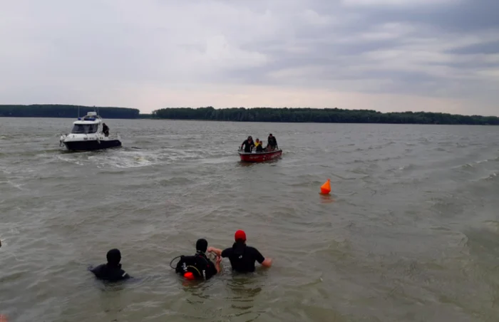 Video----------Un-brbat-s-a-trezit-cu-maina-nghiit-de-Dunre-dup-ce-a-uitat-s-trag-frna-autoturismul-de-negsit