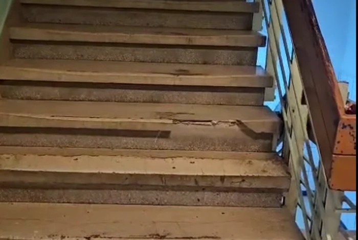 Video----------Un-pacient-a-murit-la-Spitalul-din-Reia-dup-ce-o-treapt-s-a-rupt-n-timp-ce-cobora-scrile-i-s-a-lovit-cu-capul-de-beton