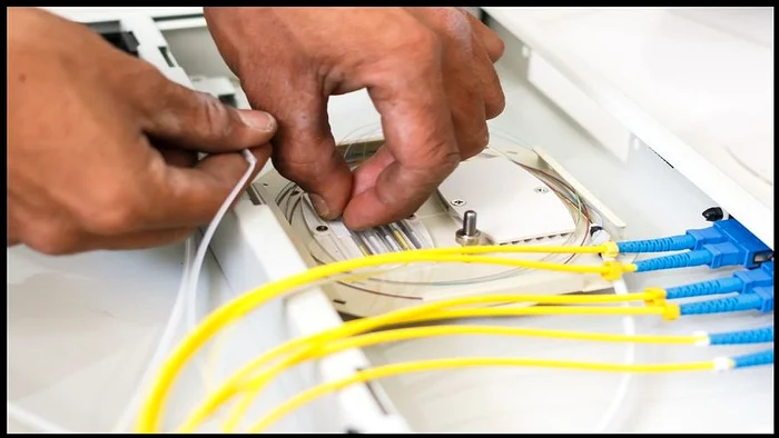 ----------n-interiorul-unui-cablu-fibr-optic-tehnologie-tipologie-aplicaii