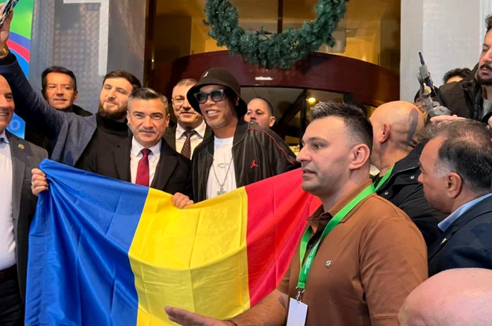 ---------ntrziatul-Ronaldihno-Primarul-i-sute-de-fani-l-au-ateptat-pe-portughez-dou-ore-n-frig-Cum-a-aprut-n-faa-hotelului-din-Iai-