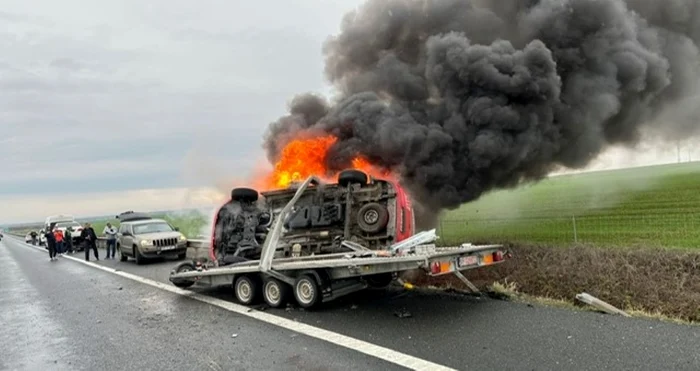 ---------Ambulan-cuprins-de-flcri-pe-A1-n-Timi-dup-ce-a-czut-de-pe-platforma-pe-care-era-transportat