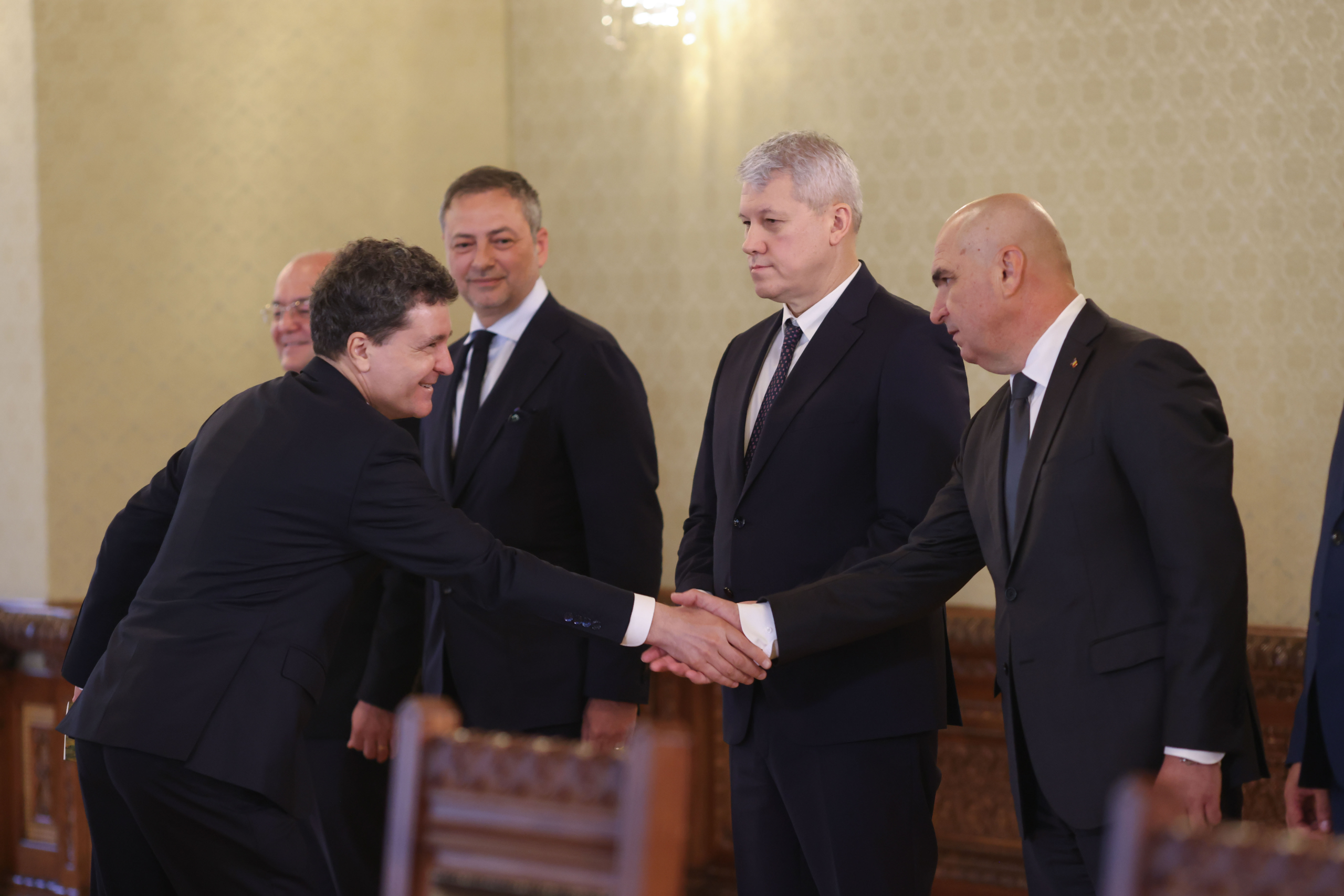 Analiz----------Ct-de-posibil-e-o-nou-fuziune-a-partidelor-de-dreapta-Politolog-ntrebarea-e-n-jurul-cui-se-va-face-n-jurul-PNL-sau-n-jurul-USR