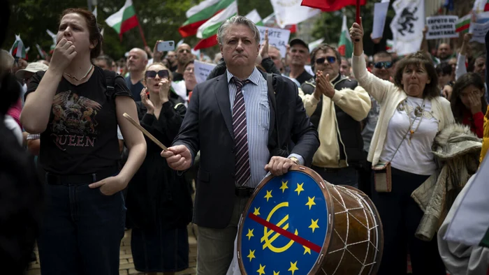 ---------Bulgaria-se-pregtete-s-intre-n-zona-euro-pe-fondul-crizei-politice-i-dezinformrii-pro-ruse