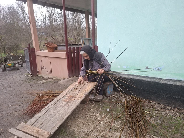 ---------Ce-s-a-ales-de-atelierul-de-la-ar-care-exporta-produse-de-lux-n-America-i-Germania-Erau-create-adevrate-bijuterii-din-nuiele-de-rchit