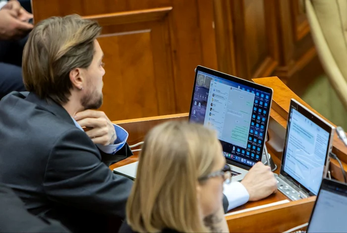 ---------Cine-i-ce-alcool-are-Deputai-moldoveni-prini-organiznd-o-beie-n-timpul-unei-edine-a-Parlamentului