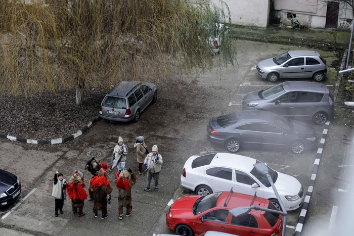 ---------Colindtor-btut-cu-bta-pe-o-strad-din-Huedin-Un-tnr-l-a-lovit-fiindc-nu-tia-versurile-unei-piese