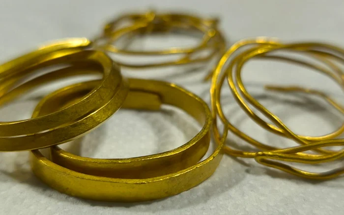 ---------Comoara-ascuns-sub-copac-patru-brri-de-aur-vechi-de-3300-de-ani-descoperite-ntr-o-pdure-din-Gorj-de-un-pasionat-de-detectoare-