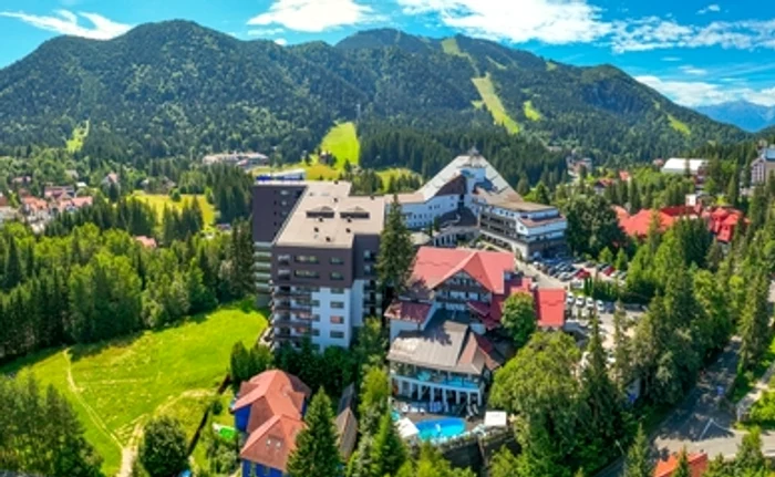 ---------Cu-ct-se-vinde-cea-mai-scump-vil-din-Romnia-aflat-lng-Castelul-Bran-are-cinema-privat-SPA-jacuzzi-pentru-20-de-persoane-i-un-iaz-cu-peti