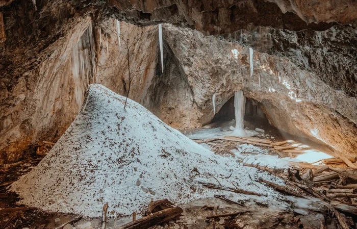 ---------Destinaii-de-cltorie-iarna-n-Munii-Apuseni-inutul-ghearilor-de-peter-i-al-monumentelor-rare-ale-naturii