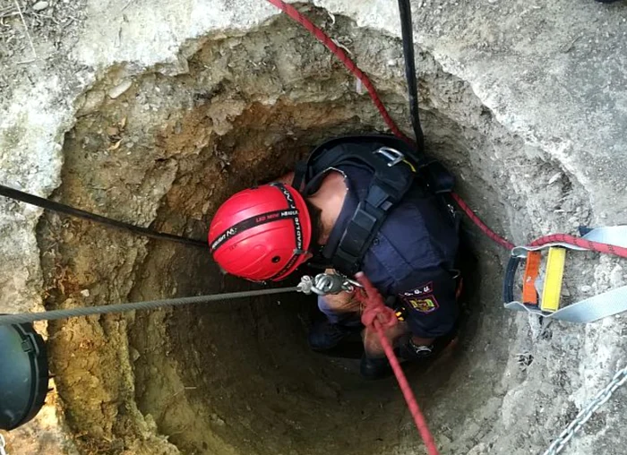 ---------Femeie-blocat-ntr-o-fntn-de-15-metri-salvat-de-voluntari-i-localnici-nainte-de-venirea-forelor-de-intervenie-