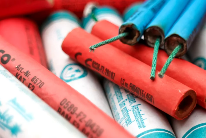 ---------Femeie-de-65-de-ani-prins-n-flagrant-n-timp-ce-ncerca-s-vnd-ilegal-petarde-Pensionara-avea-un-ntreg-arsenal