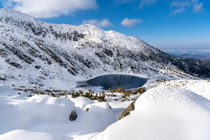 Foto----------Gale-lacul-glaciar-din-Retezat-de-vzut-iarna-Sub-ghea-lacul-prea-viu-respirnd-adnc-cu-vibraii-joase