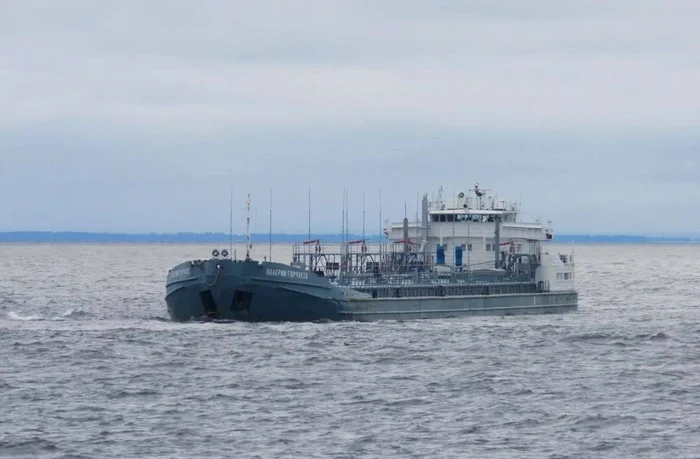 Foto----------Un-petrolier-rusesc-lovit-n-Rostov-pe-Don-a-nceput-s-se-scufunde