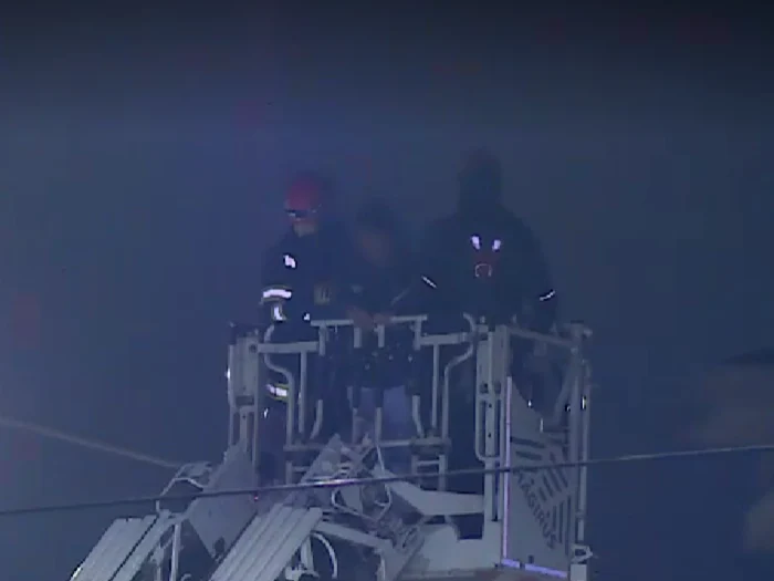 ---------Haos-n-Gara-de-Nord-un-individ-a-urcat-pe-faada-cldirii-i-a-aruncat-cu-pietre-n-trectori-i-maini