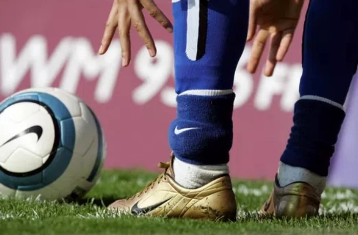 ---------I-auzi-una-Un-fotbalist-brazilian-a-intrat-pe-teren-cu-brara-electronic-legat-de-picior