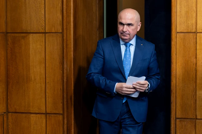 ---------Ilie-Bolojan-le-a-fcut-un-cadou-special-minitrilor-nainte-de-Crciun-A-oferit-cozonaci-speciali-produi-la-Oradea