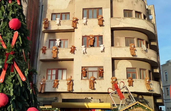 ---------Imagini-de-comar-la-Trgurile-de-Crciun-de-la-Constana-i-Focani-ursulei-de-plu-spnzurai-de-blocuri-sau-trai-n-eap