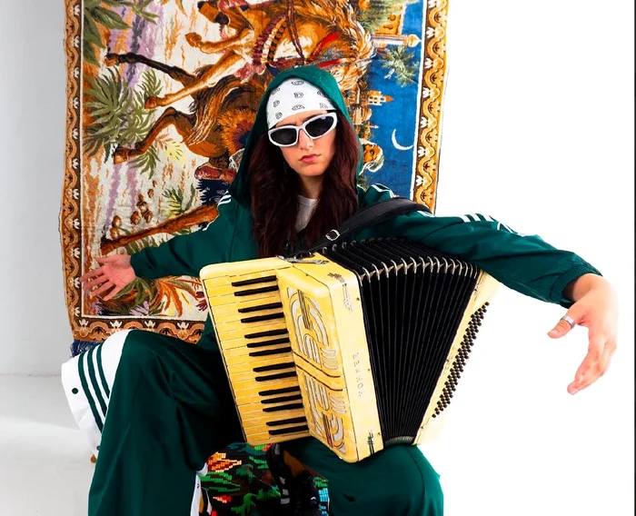 Interviu----------RomniaNeUnete--BalkAndreea-fata-care-a-cucerit-internetul-cntnd-dup-ureche-Ciocrlia-ne-arat-ct-de-zbuciumai-suntem