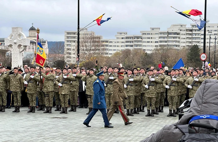 ---------LIVE-TEXT-Ziua-Naional-la-Alba-Iulia-Ceremonii-militare-i-demonstraie-de-for-a-liderilor-suveraniti-Haos-la-Catedrala-ncoronrii-Bolojan-primit-cu-huiduieli