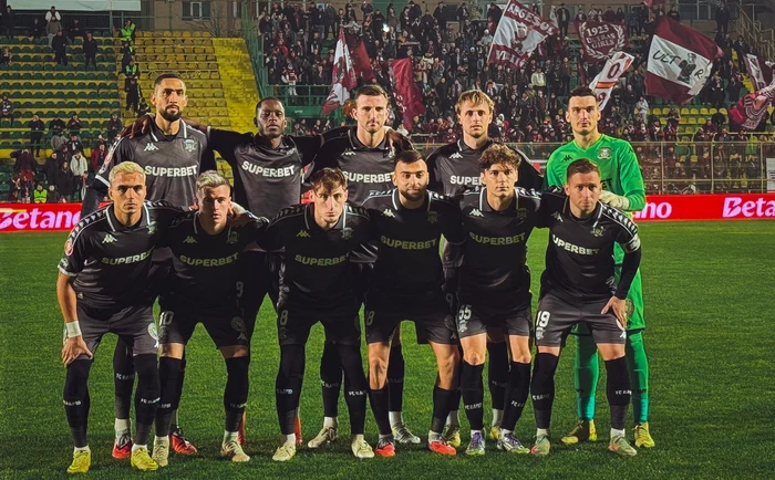 ---------Liderul-Superligii-s-a-prbuit-n-Cupa-Romniei-la-fotbal-Un-suporter-ptima-al-Rapidului-a-trecut-la-jigniri