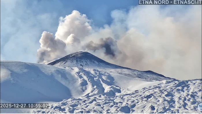 ---------Muntele-Etna-prezint-noi-semne-de-activitate-vulcanic-Norul-de-cenu-i-praf-a-fost-purtat-de-vnt-