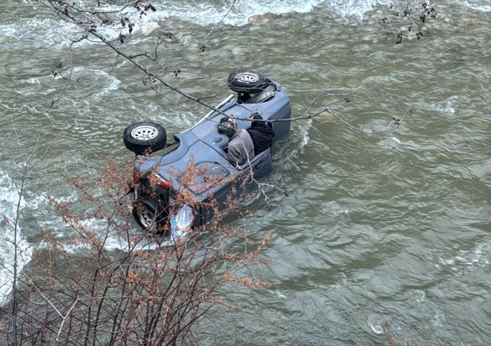 ---------O-main-n-care-se-aflau-un-preot-i-o-micu-s-a-rsturnat-n-rul-Jiu-Cum-i-au-gsit-salvatorii-