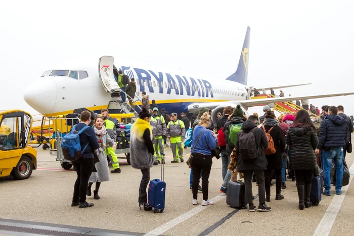---------Panic-i-rnii-la-bordul-unui-zbor-Ryanair-Martorii-spun-c-au-vzut-un-avion-de-vntoare-venind-din-sens-opus-care-ar-fi-produs-turbulene-Am-plonjat-i-am-fost-aruncai-din-scaune