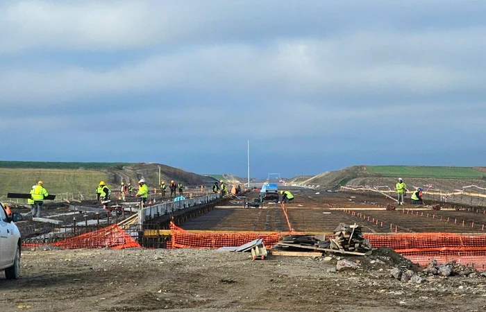 ----------Premierul-Bolojan-a-vizitat-antierul-Autostrzii-Transilvania-dintre-Suplacu-de-Barcu-i-Chiribi-Tronsonul-va-fi-finalizat-n-2026