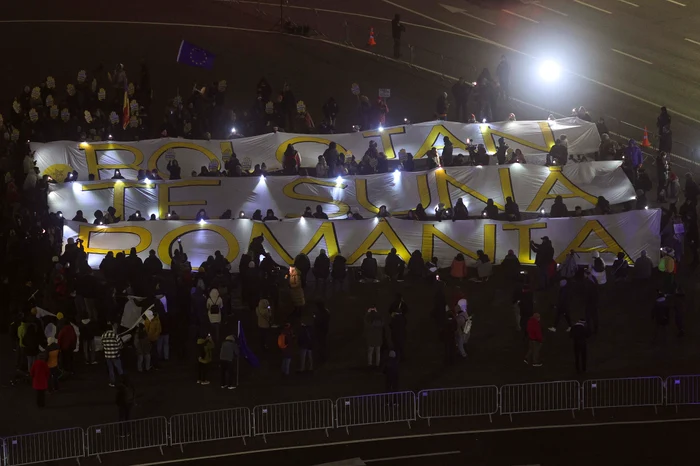 ---------Premierul-rspunde-apelului-Bolojan-te-sun-Romnia-transmis-din-Piaa-Victoriei-promite-propuneri-concrete-pentru-Justiie-n-ianuarie