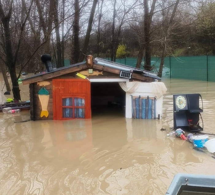 ---------Proprietarii-blii-Insula-Crapilor-din-Dmbovia-acuz-Apele-Romne-pentru-pagubele-de-peste-300000-de-euro-n-urma-unei-viituri