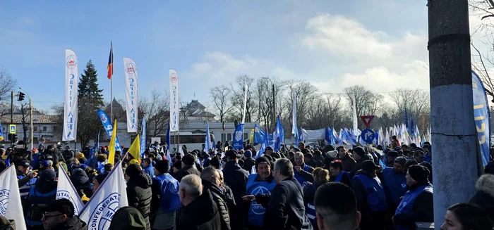 ---------Protest-al-sindicalitilor-la-Cotroceni-Patru-confederaii-cer-mediere-cu-Guvernul-i-majorarea-salariului-minim