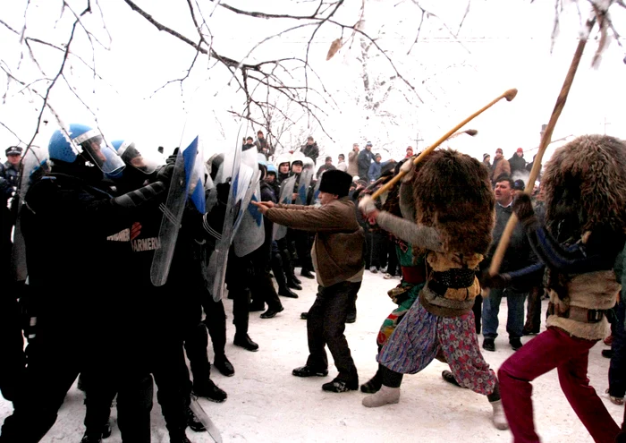 ---------Romnia-ntre-bta-de-Anul-Nou-i-legea-secolului-XXI-tradiii-care-dor-i-se-schimb-odat-cu-noi