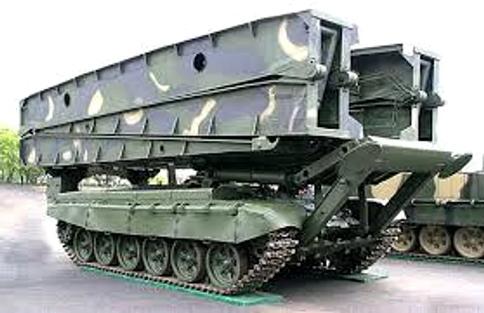 ---------Rul-care-st-n-calea-ruilor-spre-Kramatorsk-Tancul-ponton-soluia-improvizat-pe-care-mizeaz-Moscova-pentru-a-l-traversa