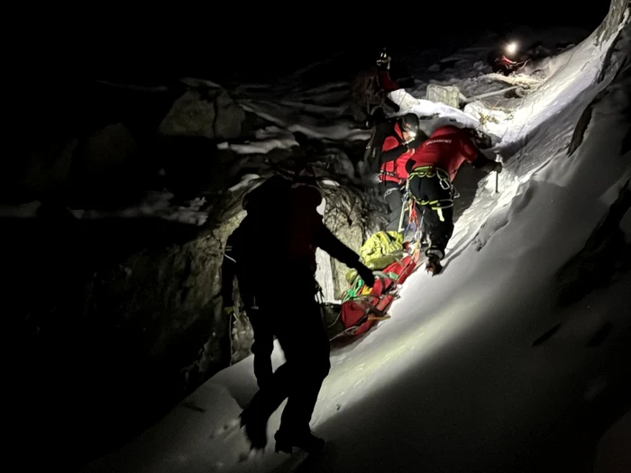 ---------Salvamontitii-intervin-pentru-recuperarea-unui-turist-care-a-alunecat-i-a-czut-pe-un-jgheab-A-suferit-leziuni-la-nivelul-capului